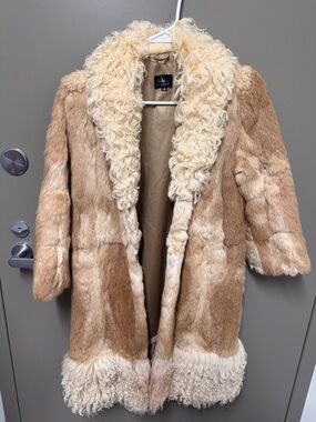 Beautiful Vintage Shearling Trim Fur Coat in Tan